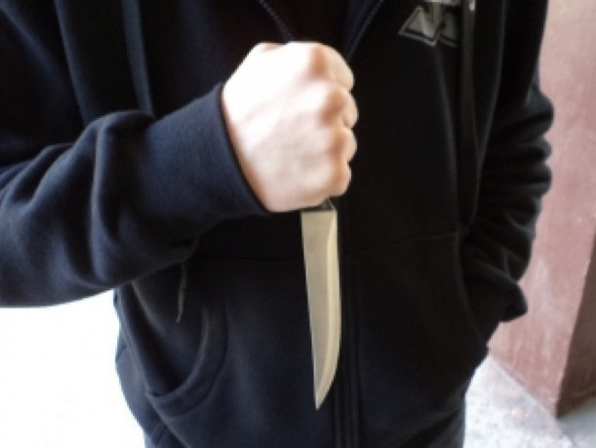 Украинец всадил нож в бойфренда 16-летней молдаванки в итальянской пиццерии