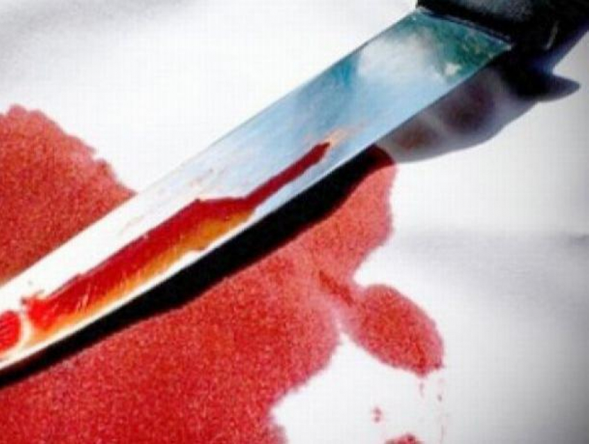 В Страшенском районе женщина пырнула себя ножом в знак горячей любви к сожителю 