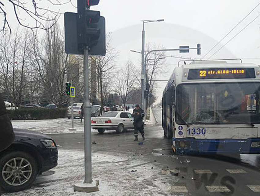 Элитный внедорожник протаранил троллейбус в центре Кишинева