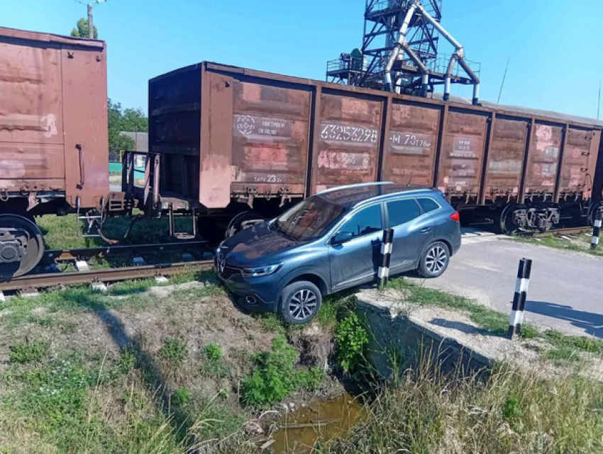 В Шолданештском районе поезд столкнулся с автомобилем на переезде