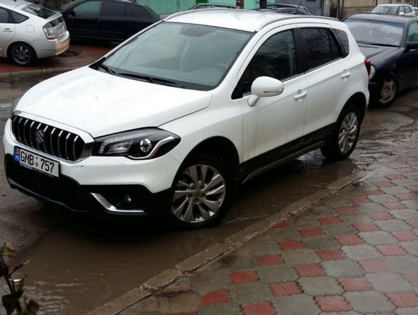 Автоледи на несколько часов перекрыла въезд на парковку в центре Кишинева 