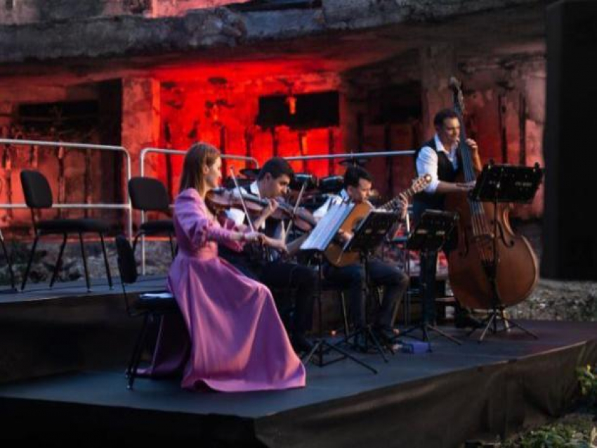 Музыканты Национальной Филармонии дали концерт у руин уничтоженного пожаром здания