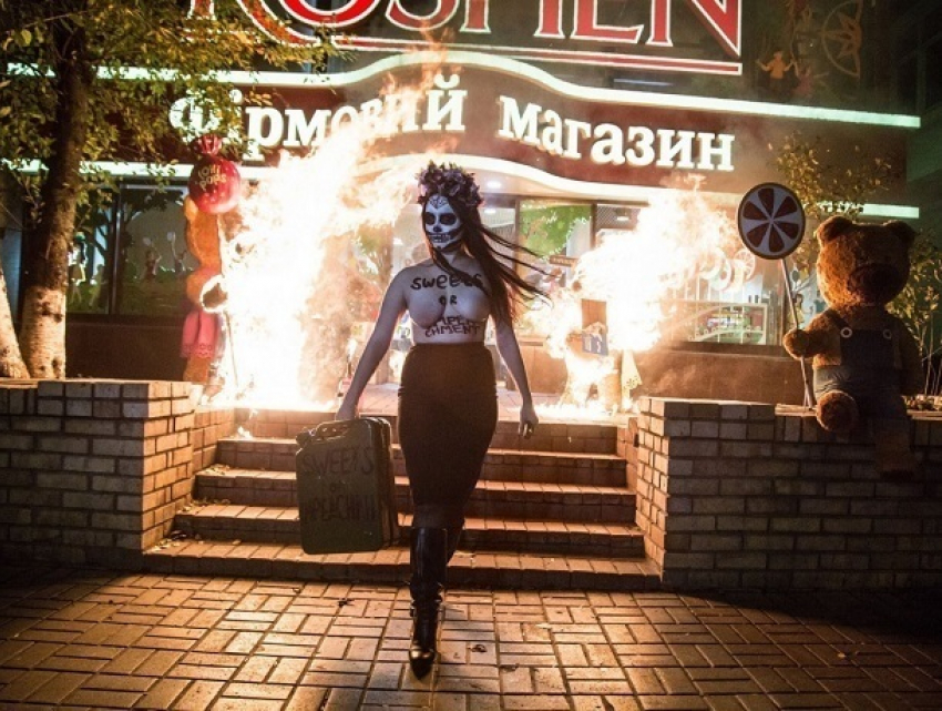 Обнаженная активистка Femen сожгла медведей у магазина в Киеве, требуя импичмента Порошенко