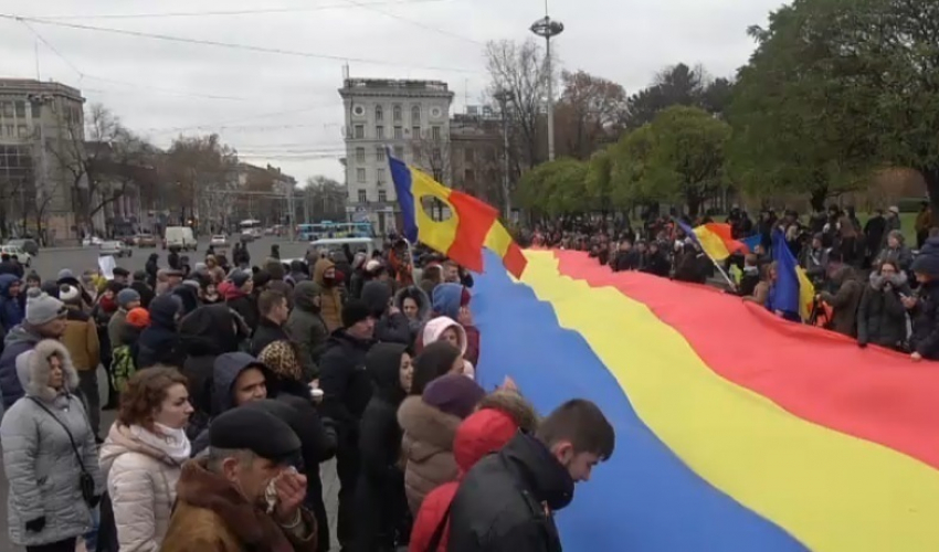 Сторонники Майи Санду протестуют с румынским флагом, а из молдавского вырезали герб