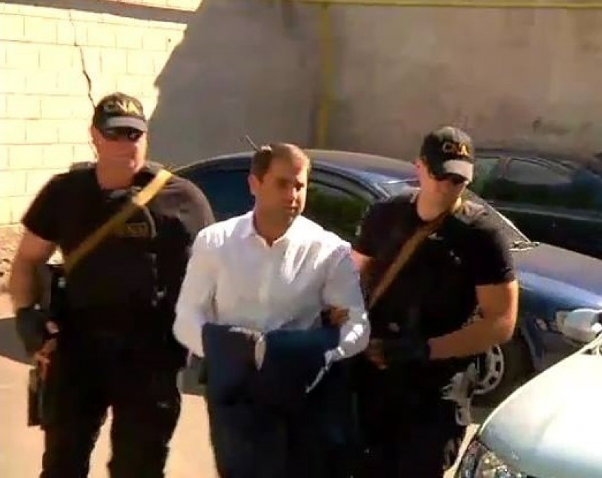 Илан Шор присутствует на заседании суда: на нем наручники, но уже нет бронежилета