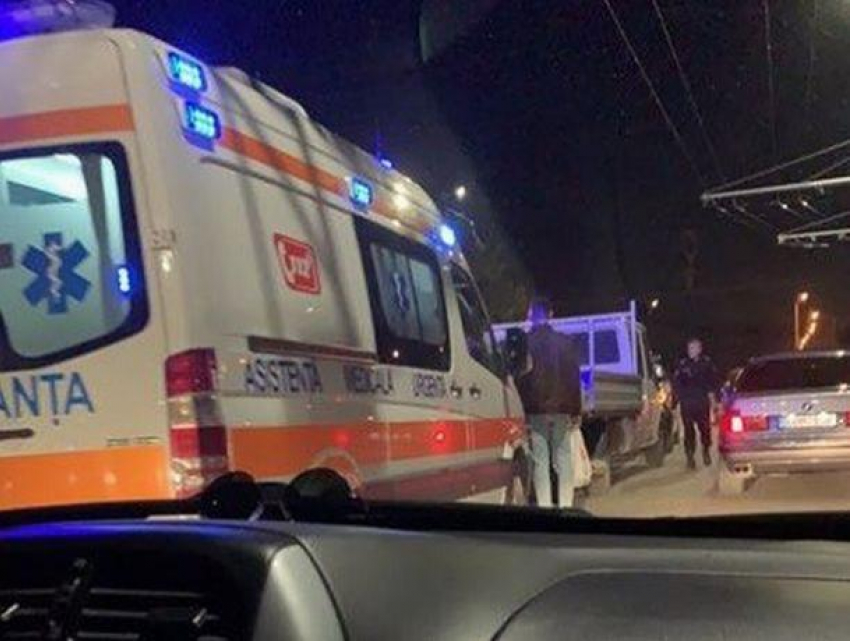 В Кишиневе автомобиль сбил мужчину, из-за силы удара пострадавший отлетел в кузов грузовика