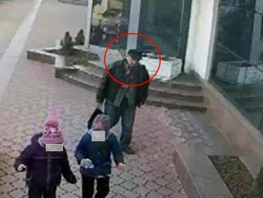 Безобидный на вид мужичок с хозяйственной сумкой украл партию телефонов из офиса в Кишиневе