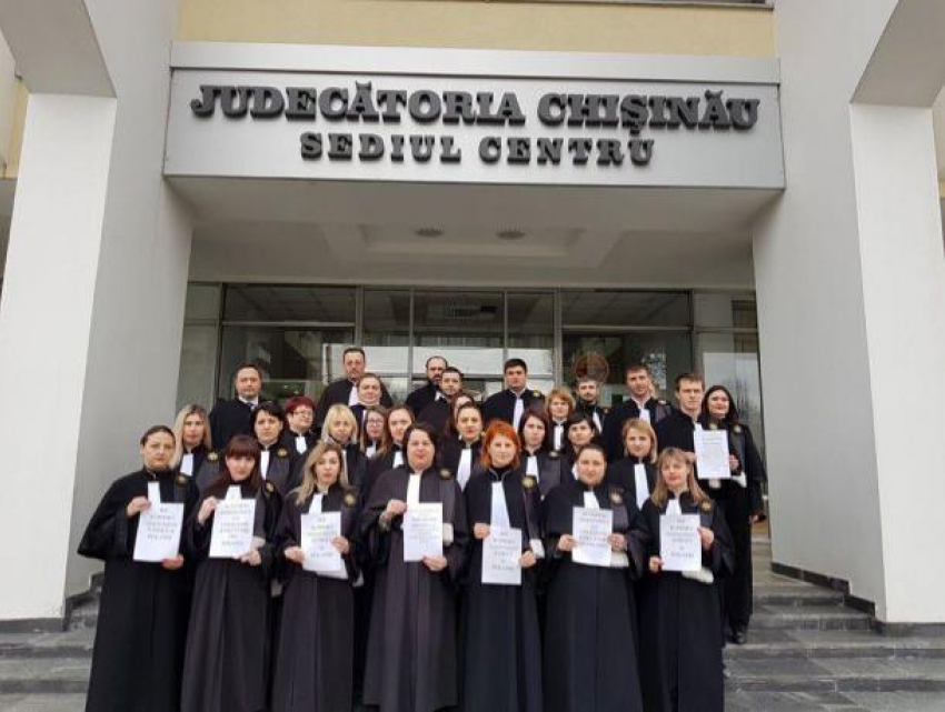 Молдавские судьи устроили флешмоб в поддержку своих польских коллег