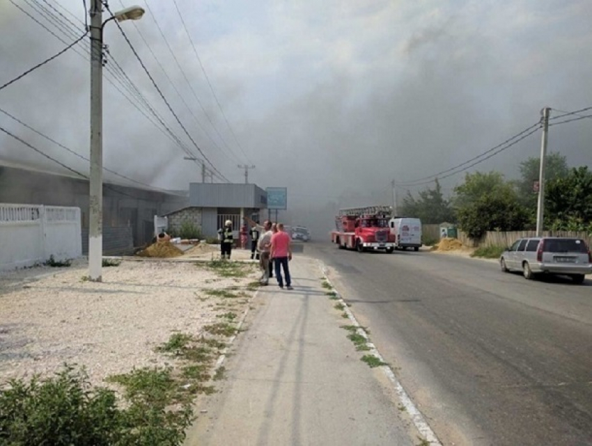 Крупный пожар в Кишиневе: загорелась фабрика