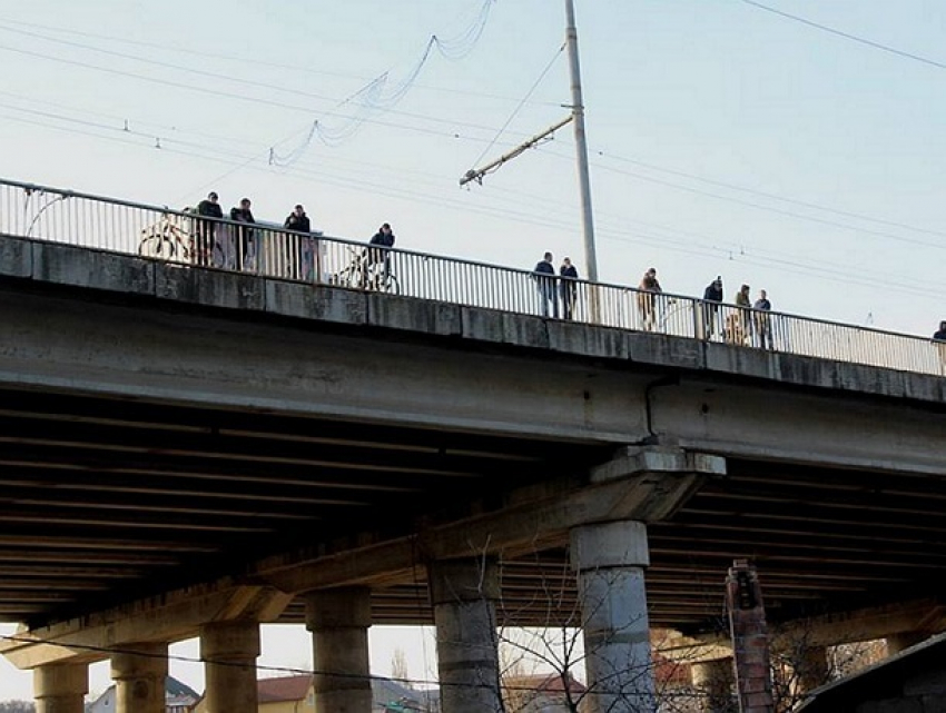 Прыгавшему в Кишиневе с моста мужчине неожиданно помешали
