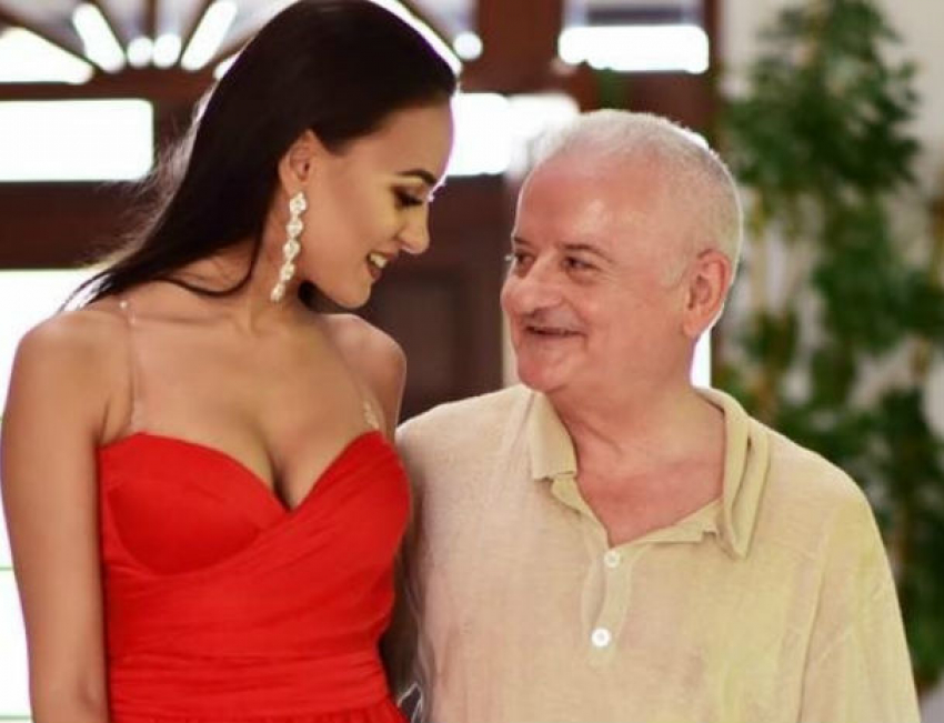 Сексуальная стюардесса стала новой любовницей знаменитого румынского миллиардера