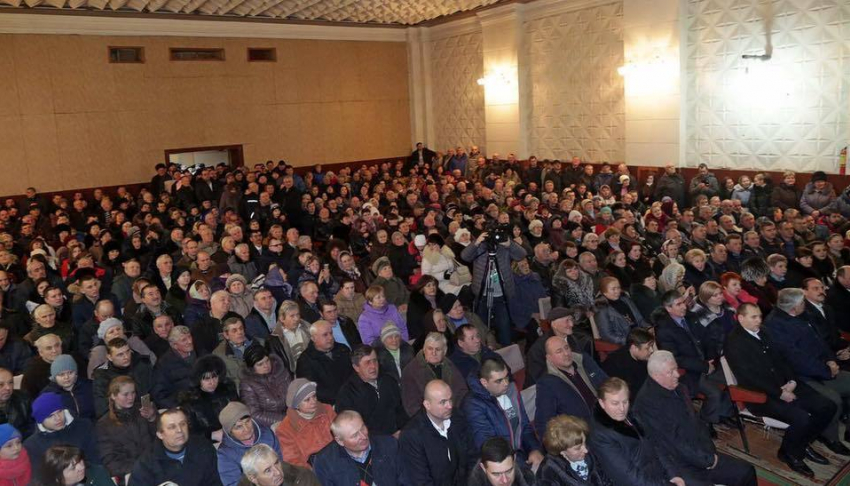 Переполненный зал на встрече с Игорем Додоном в Бричанах: граждане готовы поддержать расширение полномочий президента и доверить ему возможность роспуска парламента 