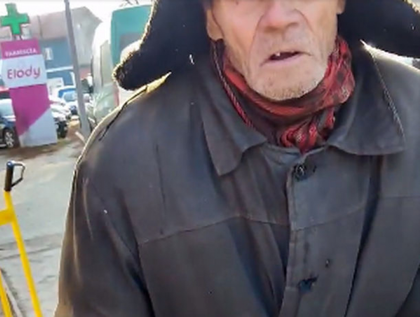 Это тяжело смотреть! В Бричанах 97-летний старик вынужден торговать своими изделиями, чтобы заработать на жизнь 