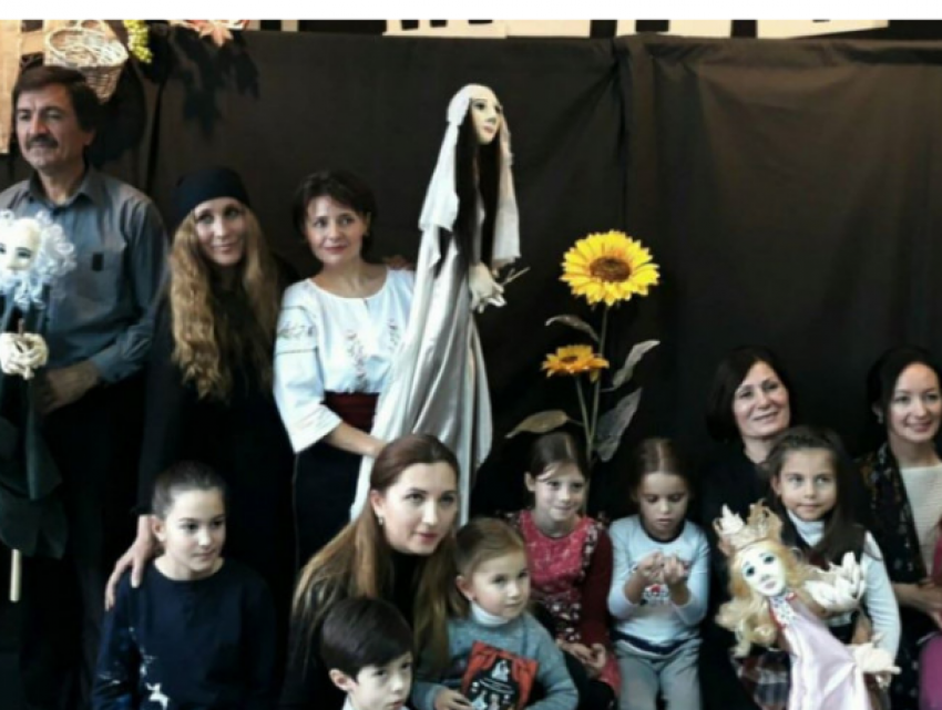 Молдавские актеры-любители удивили греков кукольным спектаклем