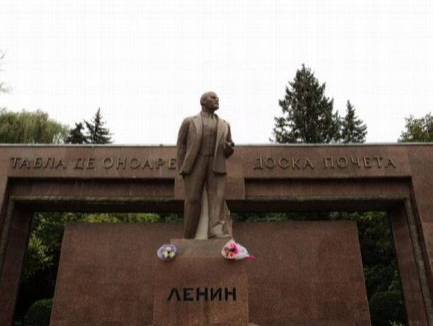 Владимир Воронин не стал возлагать цветы к памятнику Ленина, а его сын обругал журналистов