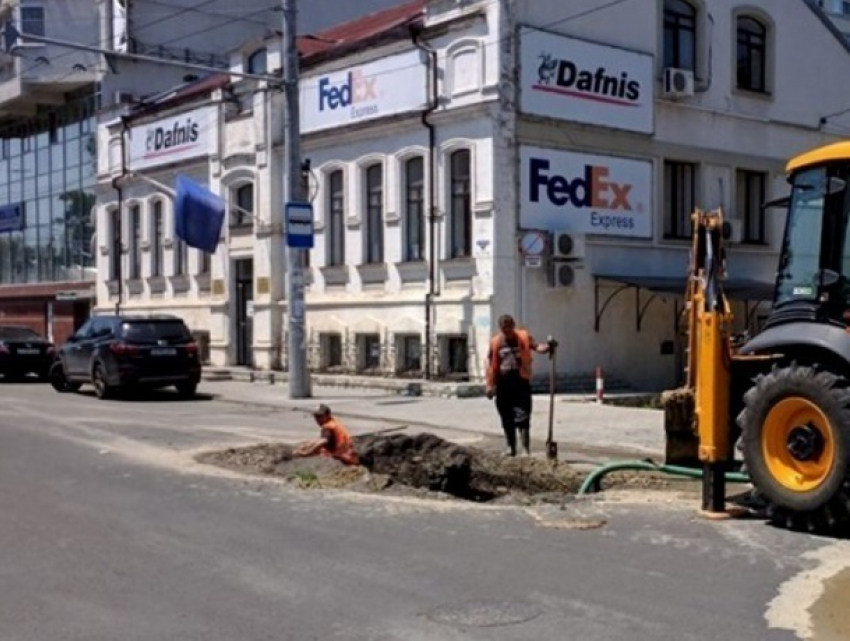 Новый асфальт на улице Василе Александри уничтожили из-за трубы