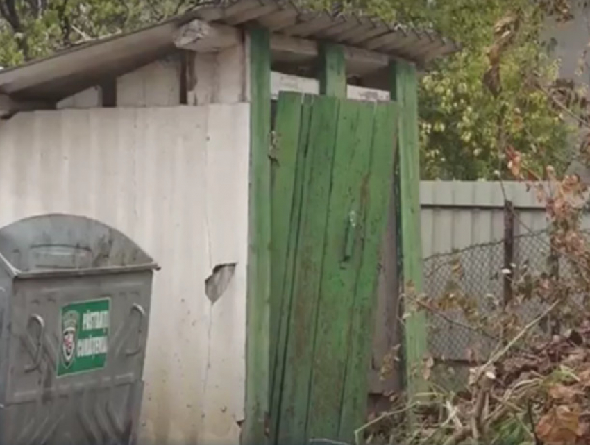 Деревянных туалетов по-прежнему много в молдавской столице