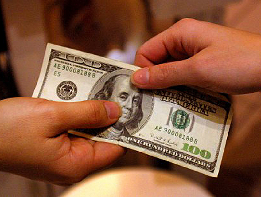 Юноша рассмешил кассира, попытавшись обменять сувенирные доллары в банке Приднестровья 