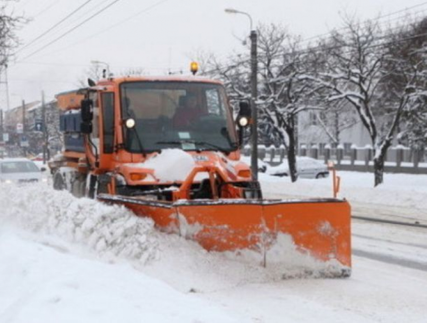 Неправильно припаркованные машины мешают уборке снега в Кишинёве 