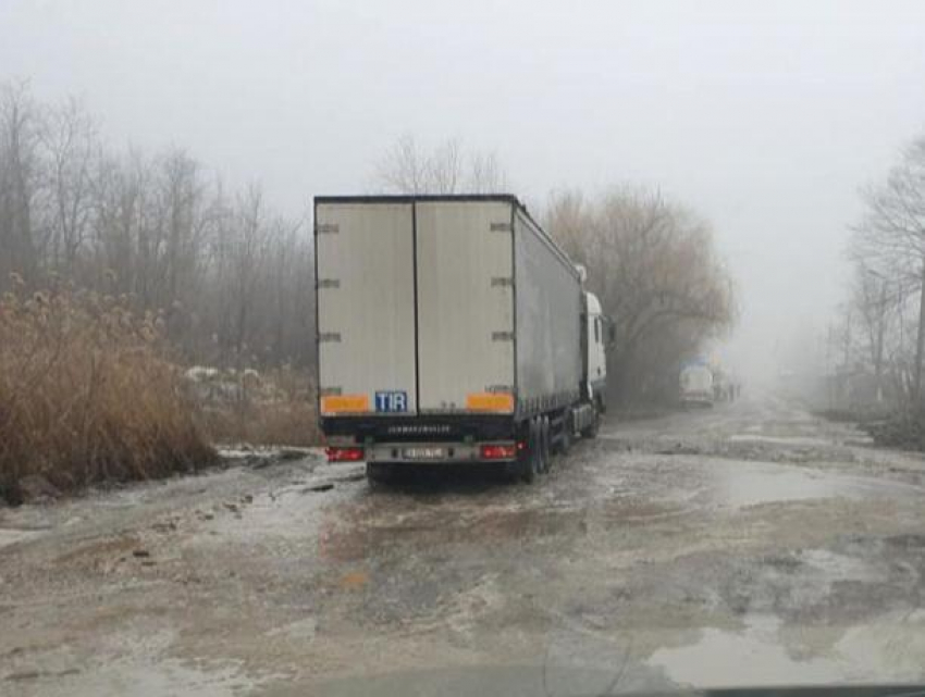 Год за годом столичную улицу Индустриальную затапливает водой, местные в отчаянии