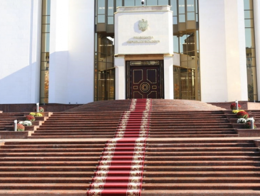 Кто и во сколько идет к Санду совещаться