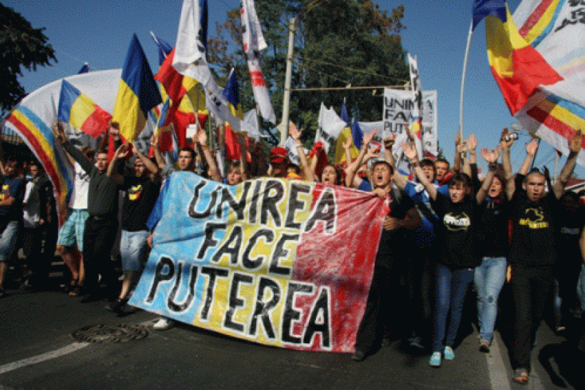 На улицах Кишинева начали избивать противников объединения с Румынией 