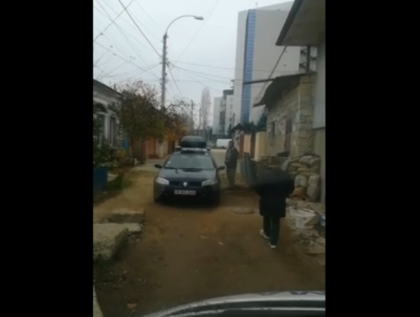 В самом центре Кишинева водитель заблокировал дорогу «скорой"