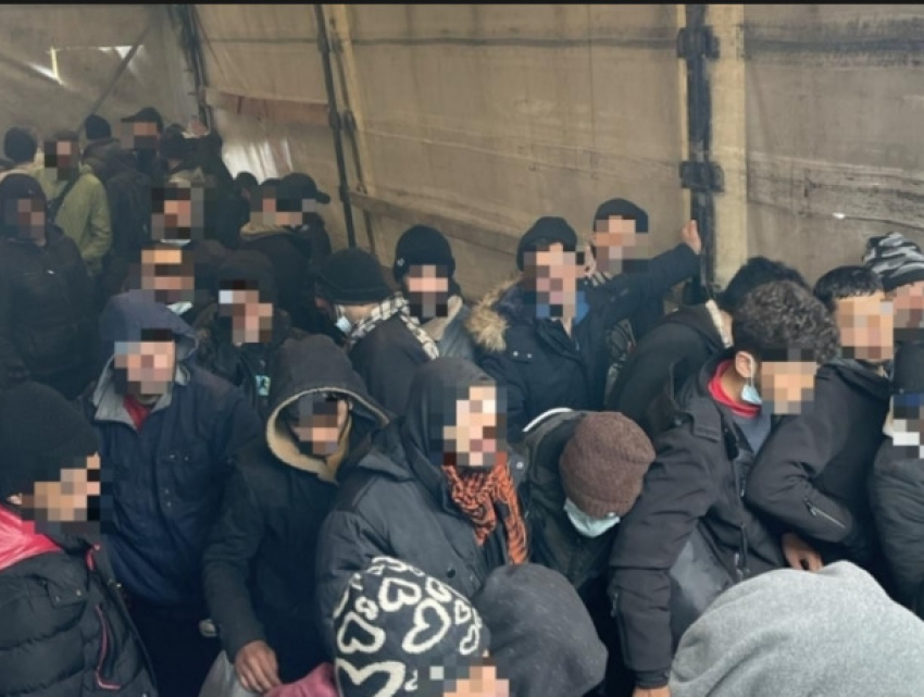 Водитель из Молдовы перевозил нелегальных мигрантов в Венгрии
