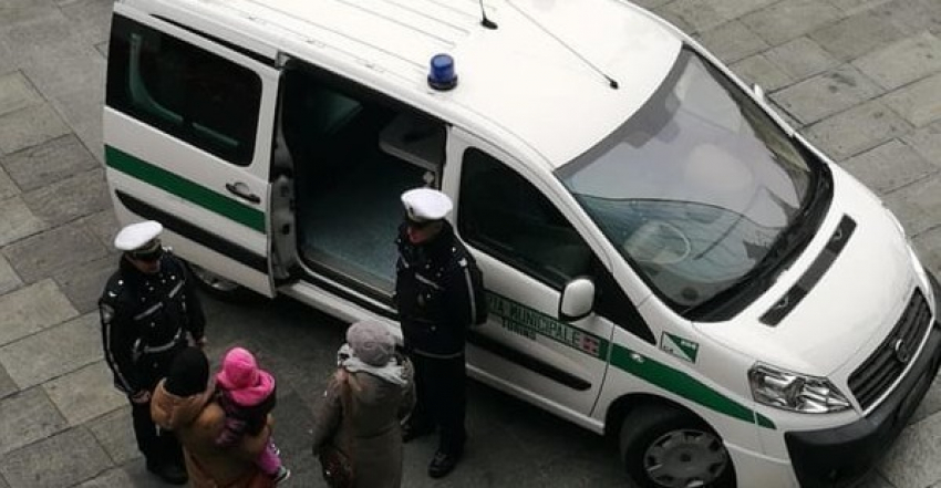 Молдаванин в Италии едва не задушил женщину на улице