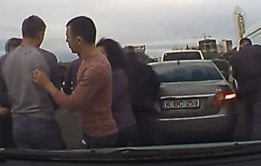 В Кишиневе автолюбители устроили разборку с подрезавшим их водителем