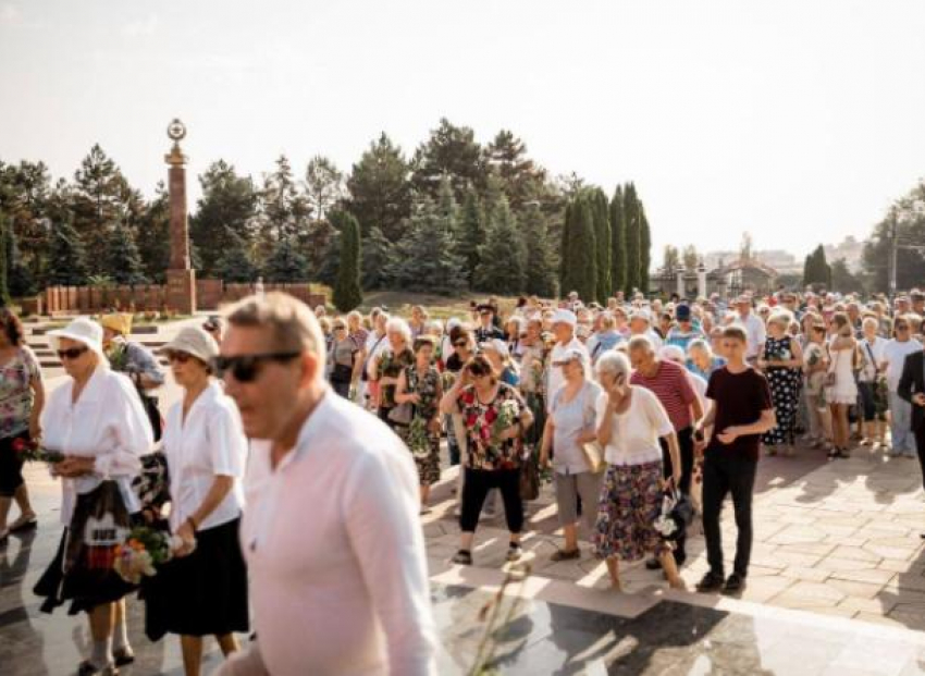 Партия «ШОР» и Партия коммунистов возложили цветы к Мемориальному комплексу «Вечность» в память о тех, кто погиб во время Ясско-Кишиневской операции
