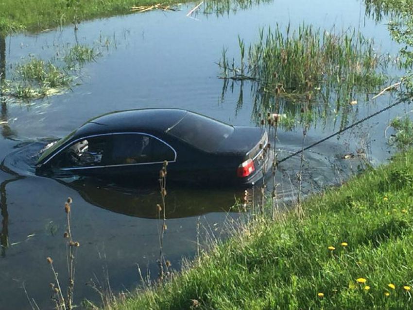 Мужчина потерял контроль над BMW и утопил автомобиль в реке в Бельцах
