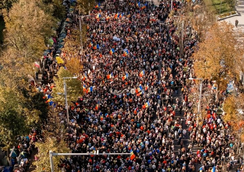 60 000 человек принимают участие в сегодняшнем антиправительственном протесте у Президентуры