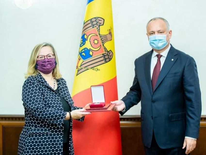 Игорь Додон наградил посла Австрии в Молдове