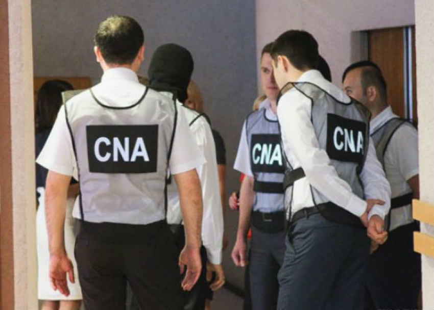 Четверо сотрудников полиции вымогали у жительницы Кишинева более трех тысяч евро 