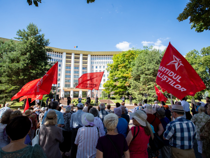 «Долой режим Санду!» - социалисты снова протестовали у здания парламента