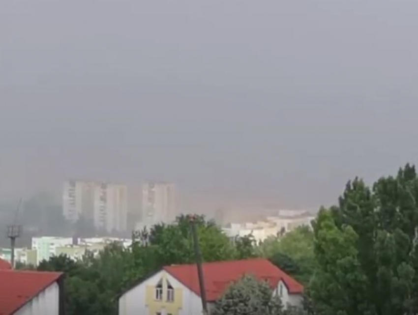Песчаная буря в Кишиневе: шокирующее видео