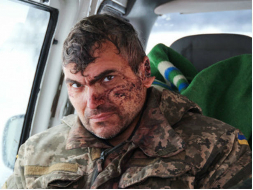 Захваченного в плен на поле боя в Донбассе раненого украинского военного показали на видео ополченцы