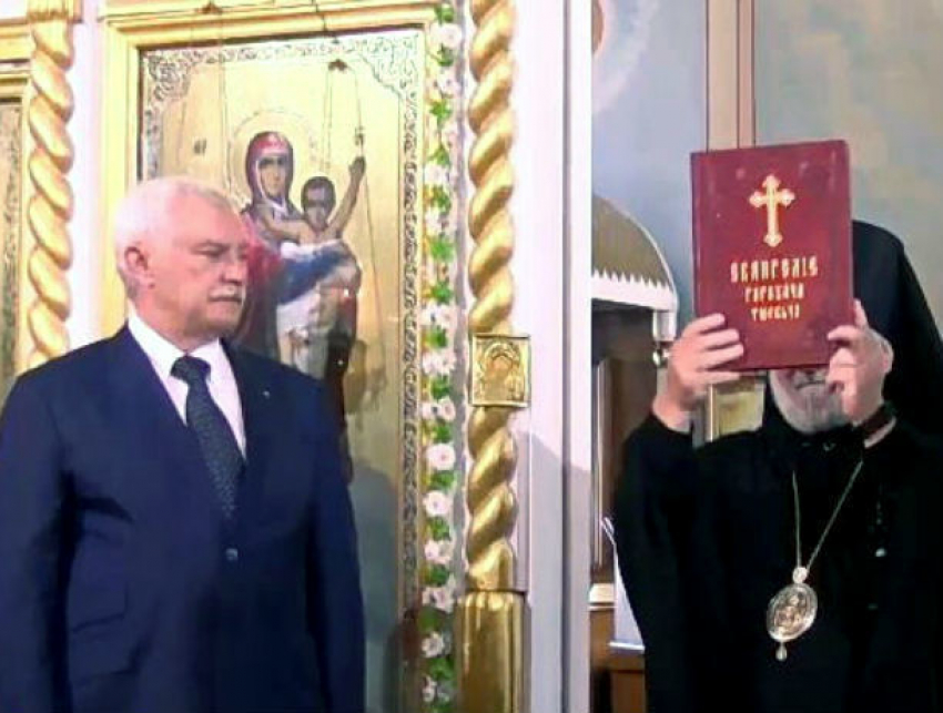Уникальные Евангелие привез губернатор Санкт-Петербурга в Гагаузию и получил высшую награду епархии