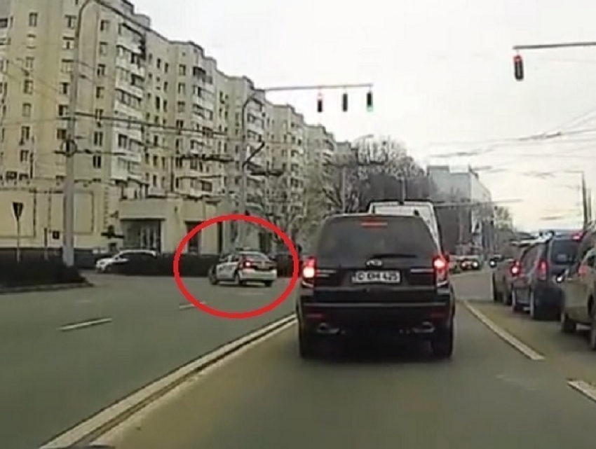 Грубое нарушение ПДД полицейской машиной случайно попало на видео в Кишиневе