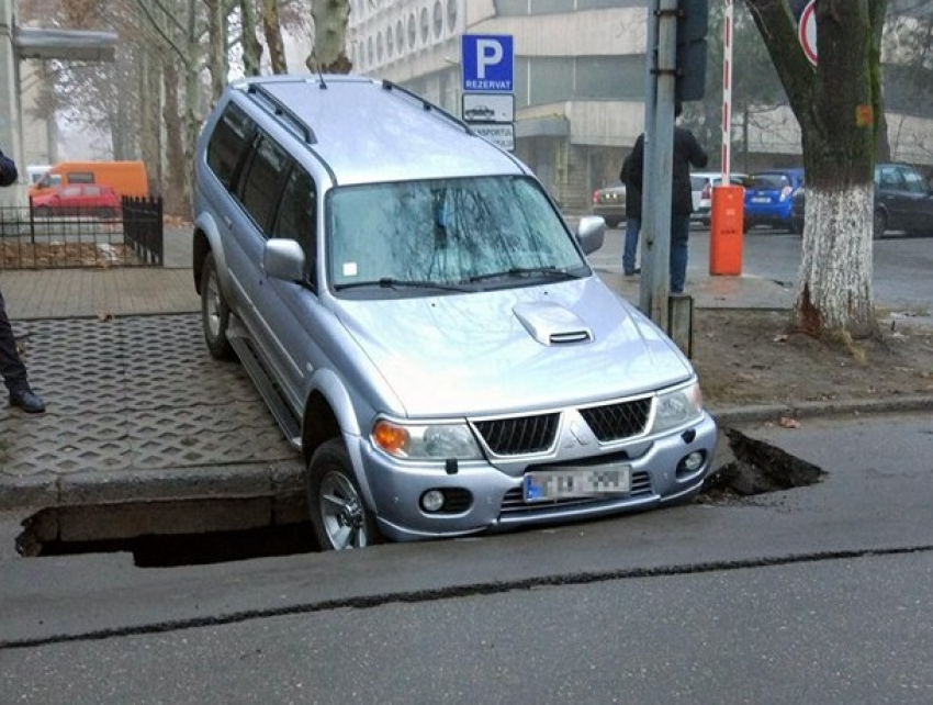 В Кишиневе внедорожник Mitsubishi провалился под землю напротив парламента