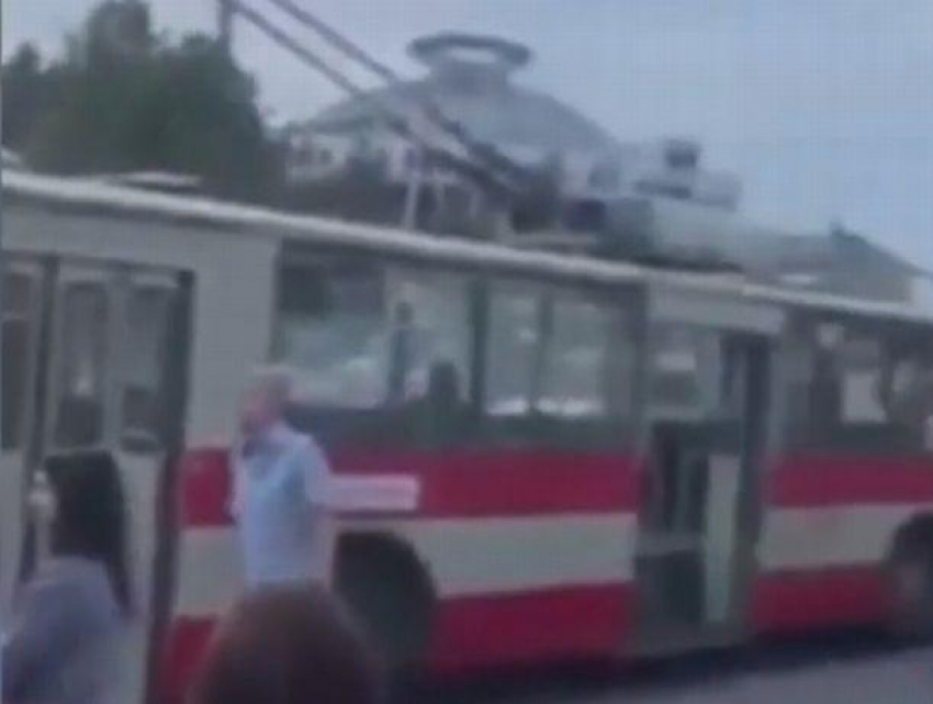 Пассажиры одного из старых столичных троллейбусов пережили неприятные минуты