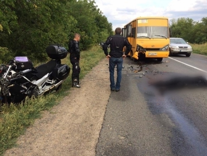 После столкновения с автобусом мотоциклист впал в кому, а затем скончался 