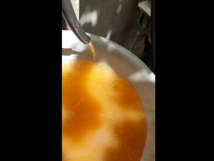 В Ватре по водопроводу снова течет ржавая вода