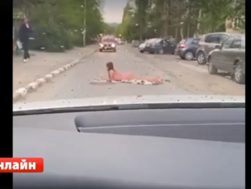 Девушка в купальнике устроила лежачую фотосессию на дороге в Бельцах