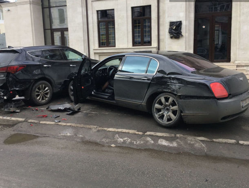 Тройное ДТП устроила владелица люксового Bentley в центре Кишинева