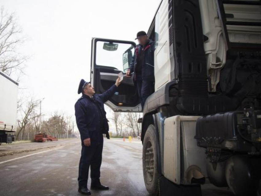 На таможне задержали водителя с поддельными правами