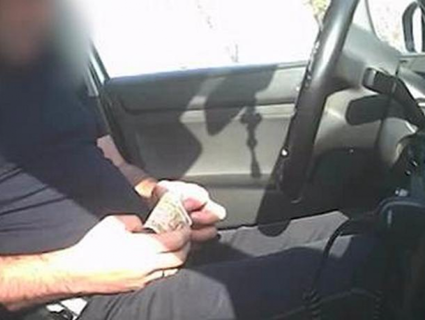 Матерной руганью и угрозами вышибали деньги с водителей патрульные полицейские на севере Молдовы