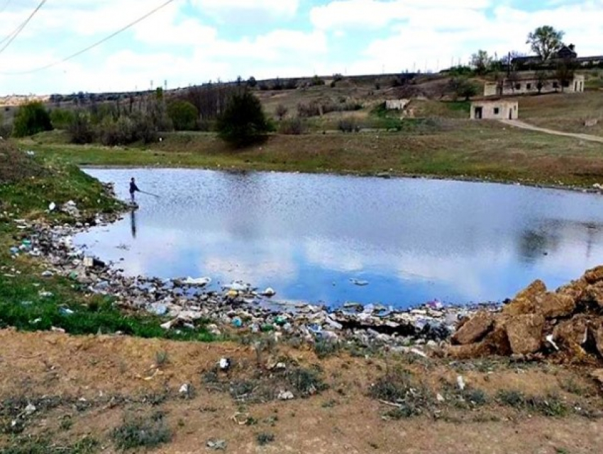 Озеро в Яловенском районе превратилось в загаженную мусором лужу