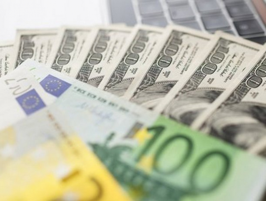 Евро еще подешевел, а доллар вырос: курсы валют на четверг 